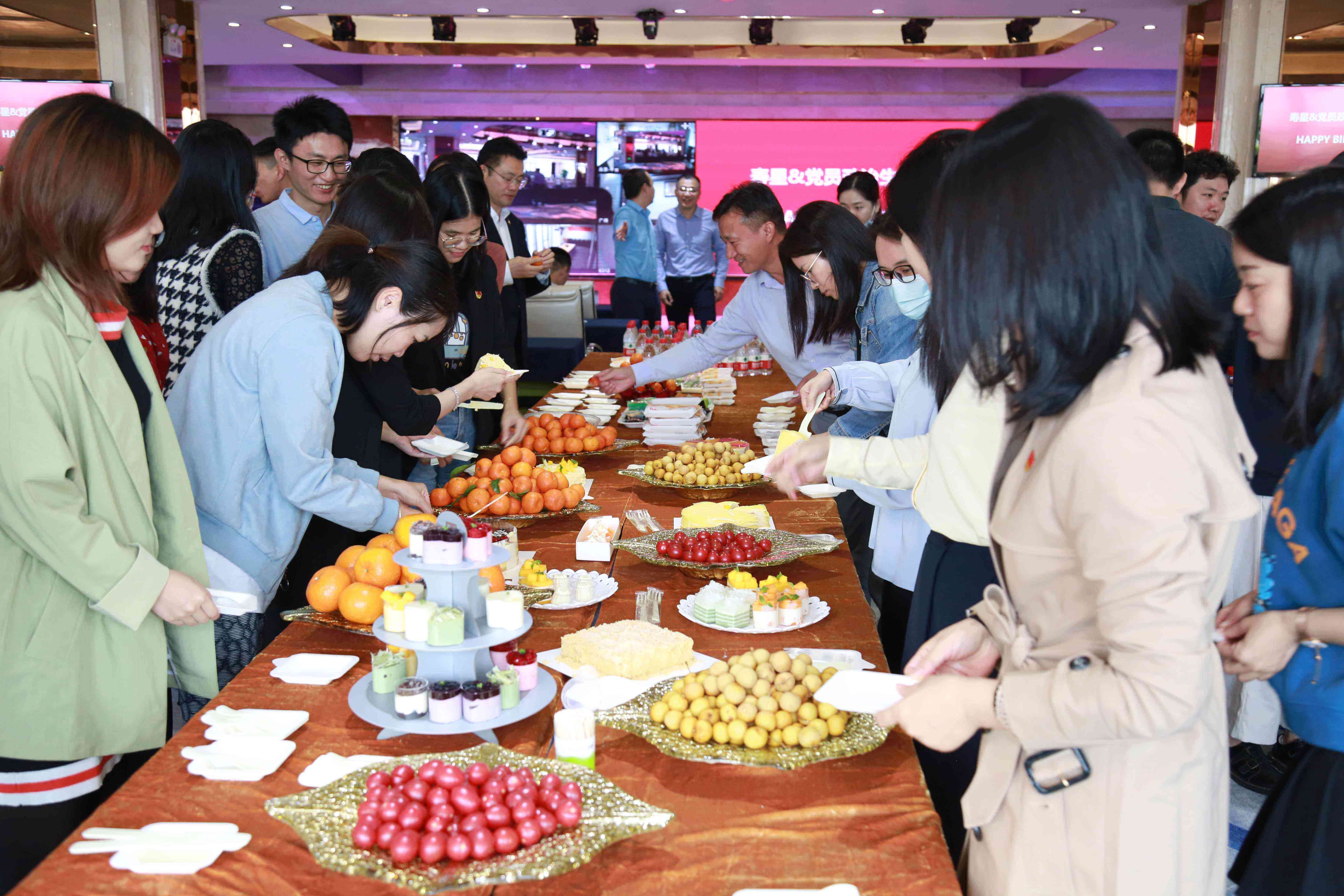 企业党建与文化相融合，点亮员工生日会